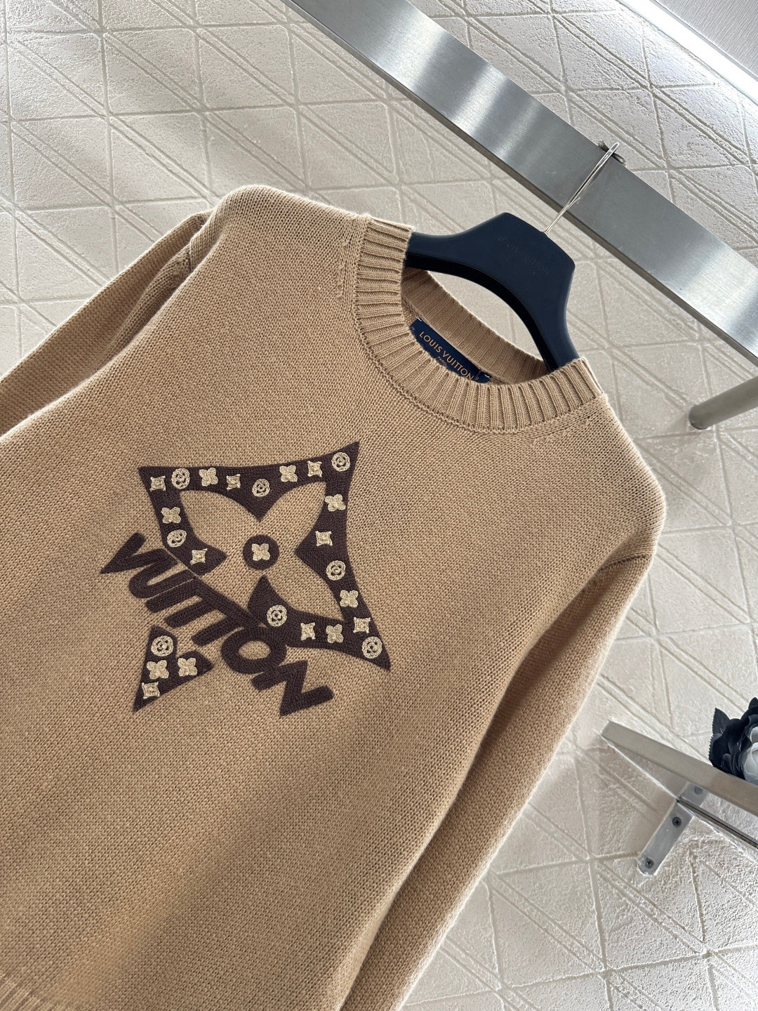 GRAPHIC CREWNECK KNIT SWEATER