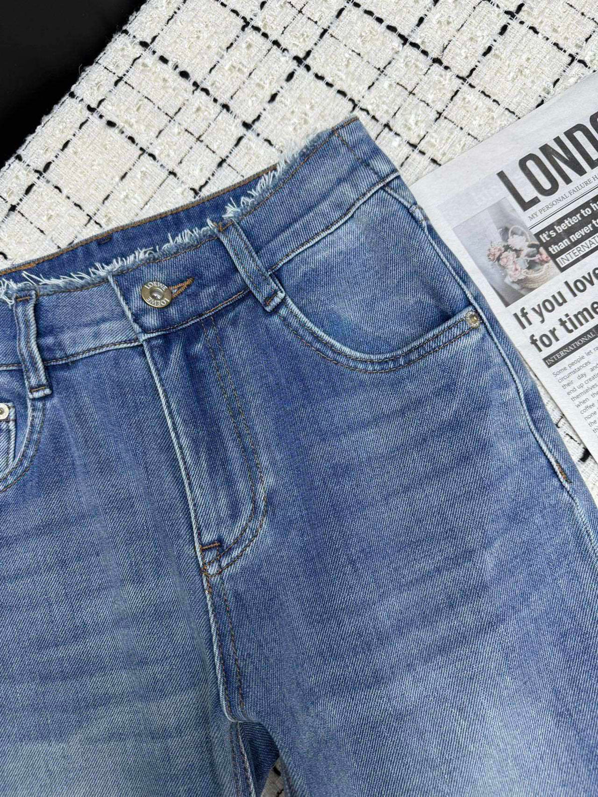 CLASSIC HIGH-RISE FLARED DENIM JEANS