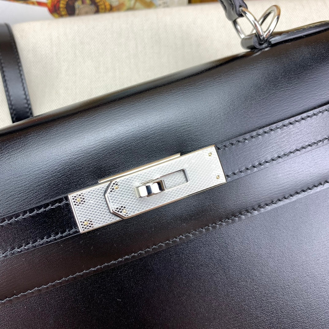 BLACK LEATHER HANDBAG