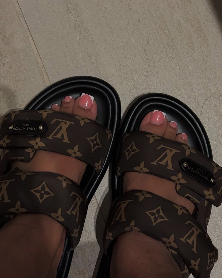 DOUBLE-BAND SANDALS
