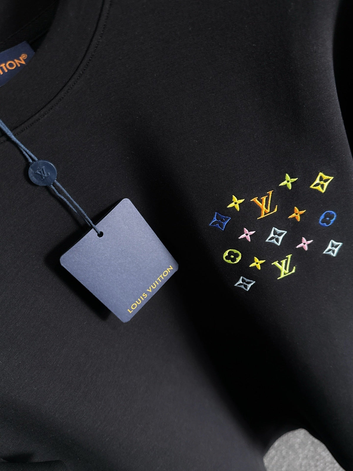 MINIMAL EMBROIDERED CREWNECK SWEATSHIRT