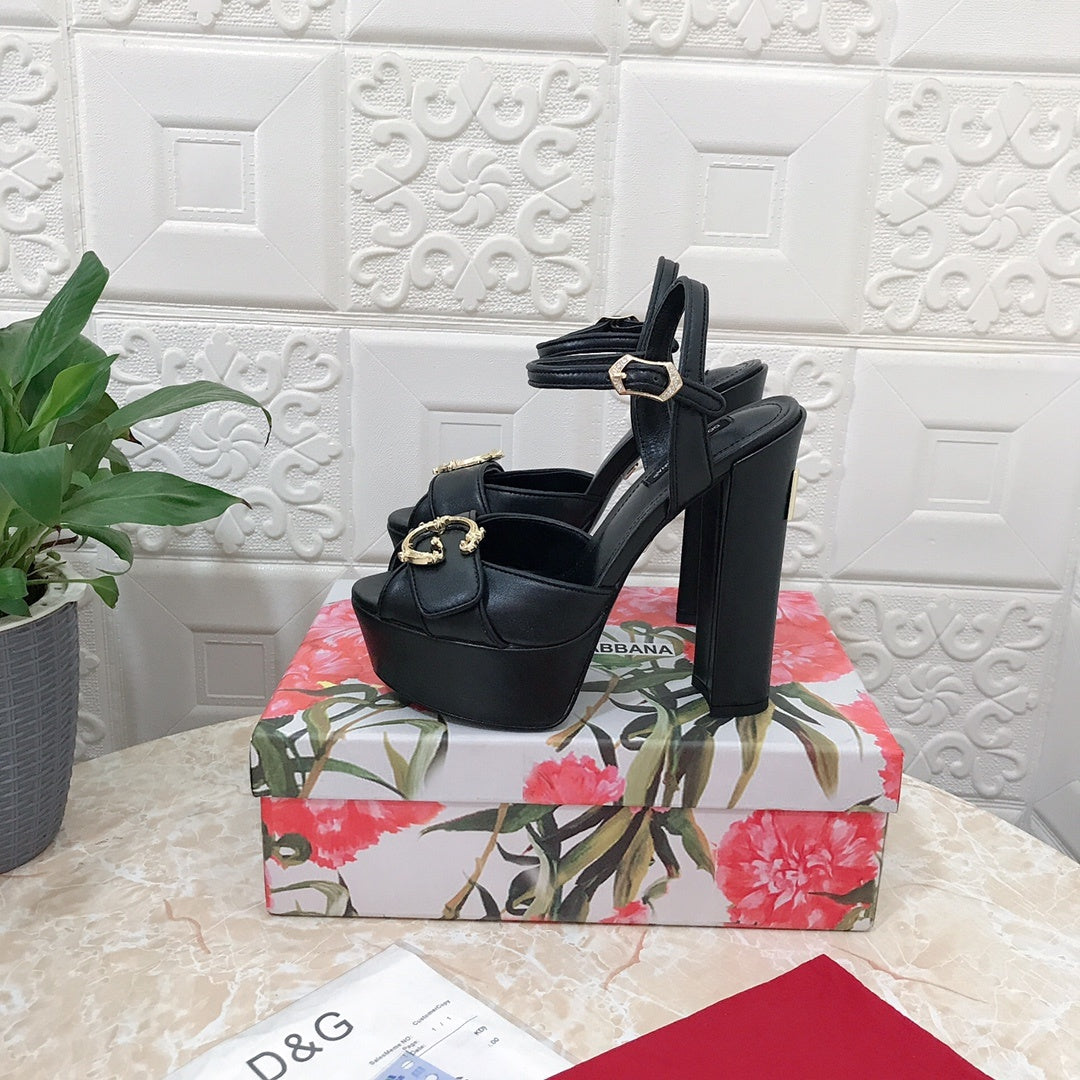 BLACK PLATFORM SANDALS WITH GOLD-TONE HARDWARE