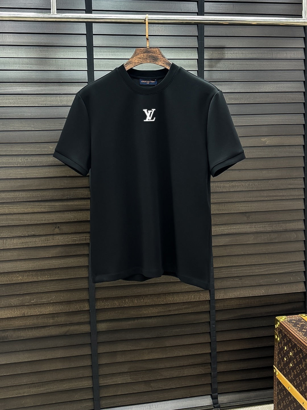 MINIMAL EMBROIDERED SHORT SLEEVE T-SHIRT