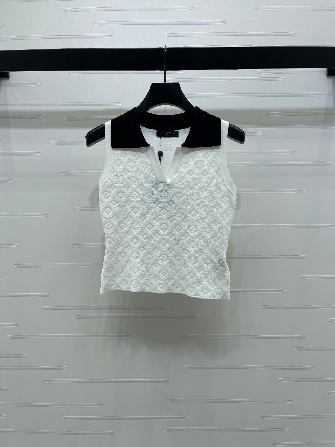 TEXTURED LOGO COLLARED SLEEVELESS TOP