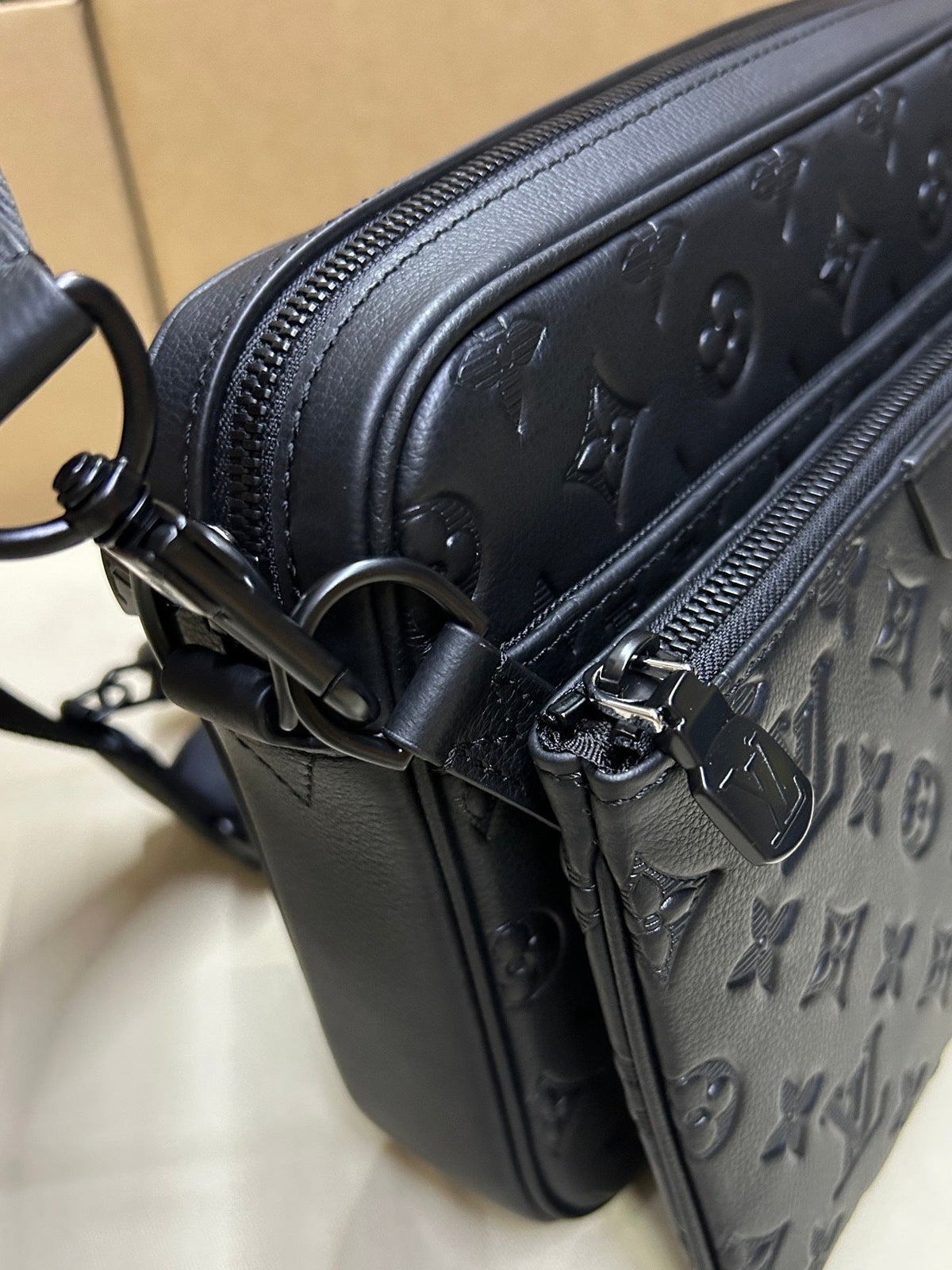 EMBOSSED LEATHER CROSSBODY BAG SET