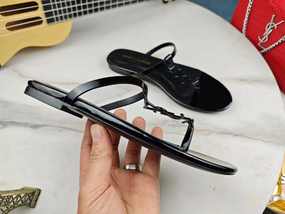 BLACK PATENT FLAT SANDALS WITH MINIMAL STRAP