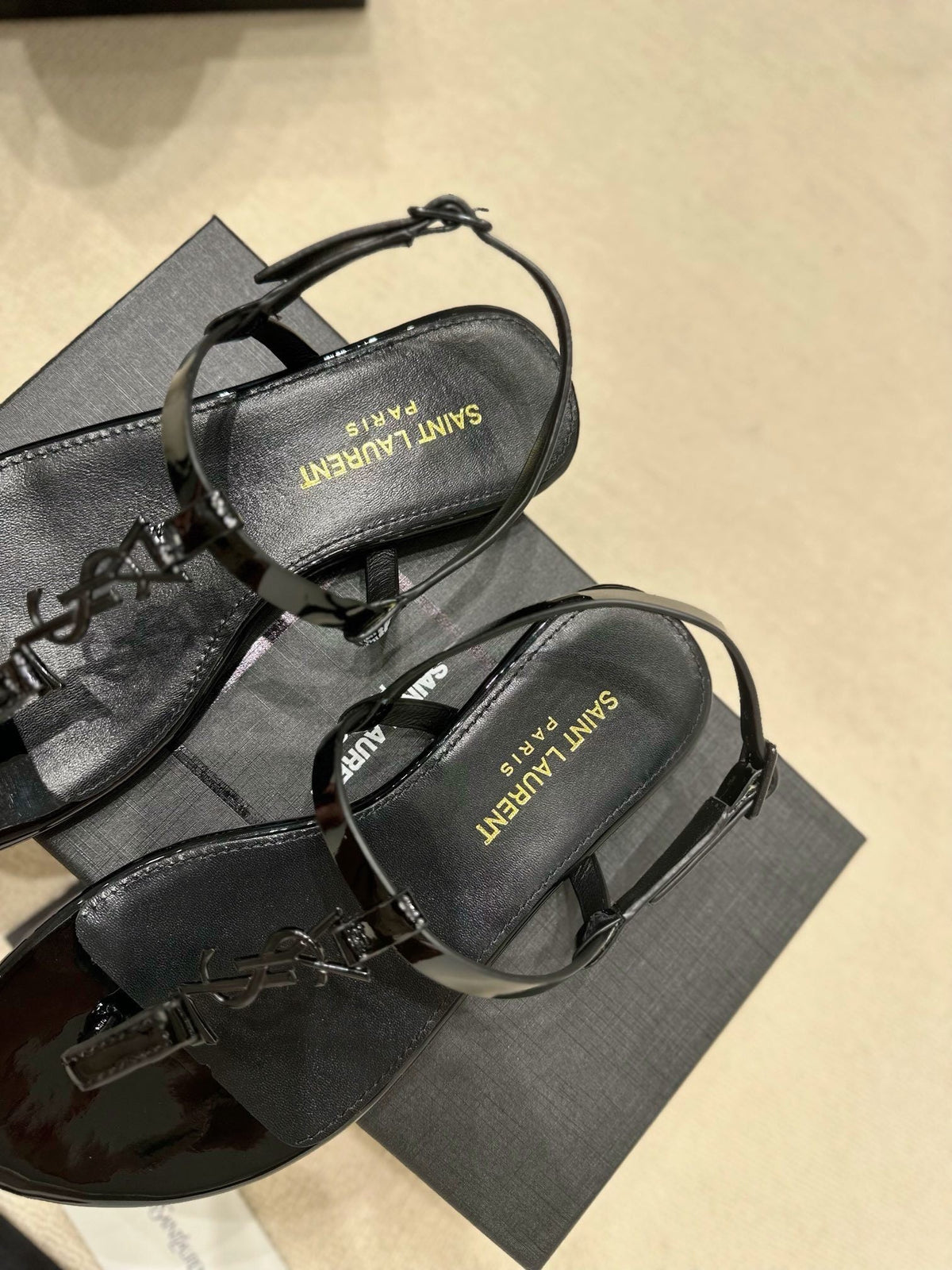 BLACK STRAPPY FLAT SANDALS WITH METALLIC DETAIL