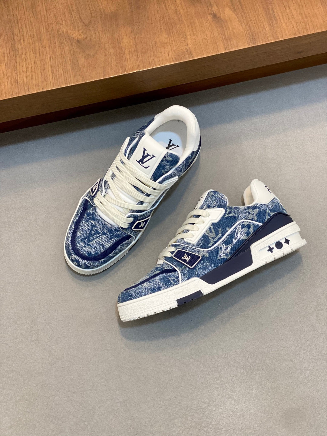 BLUE DENIM LOW-TOP SNEAKERS WITH CONTRASTING WHITE SOLE