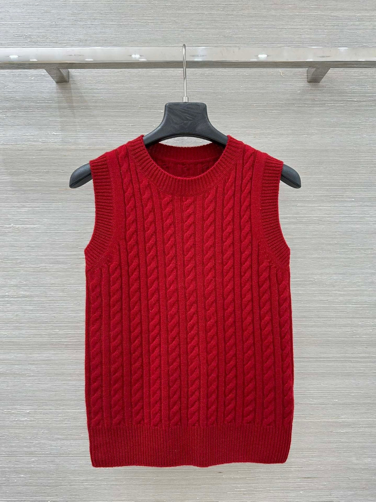 CABLE KNIT SLEEVELESS SWEATER