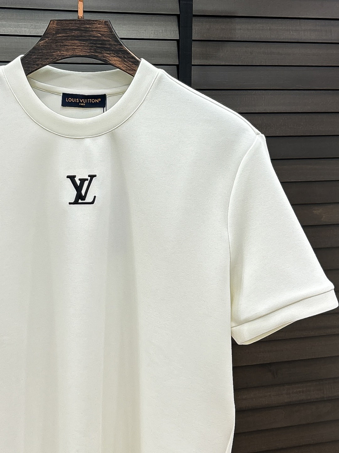 MINIMAL EMBROIDERED SHORT SLEEVE T-SHIRT