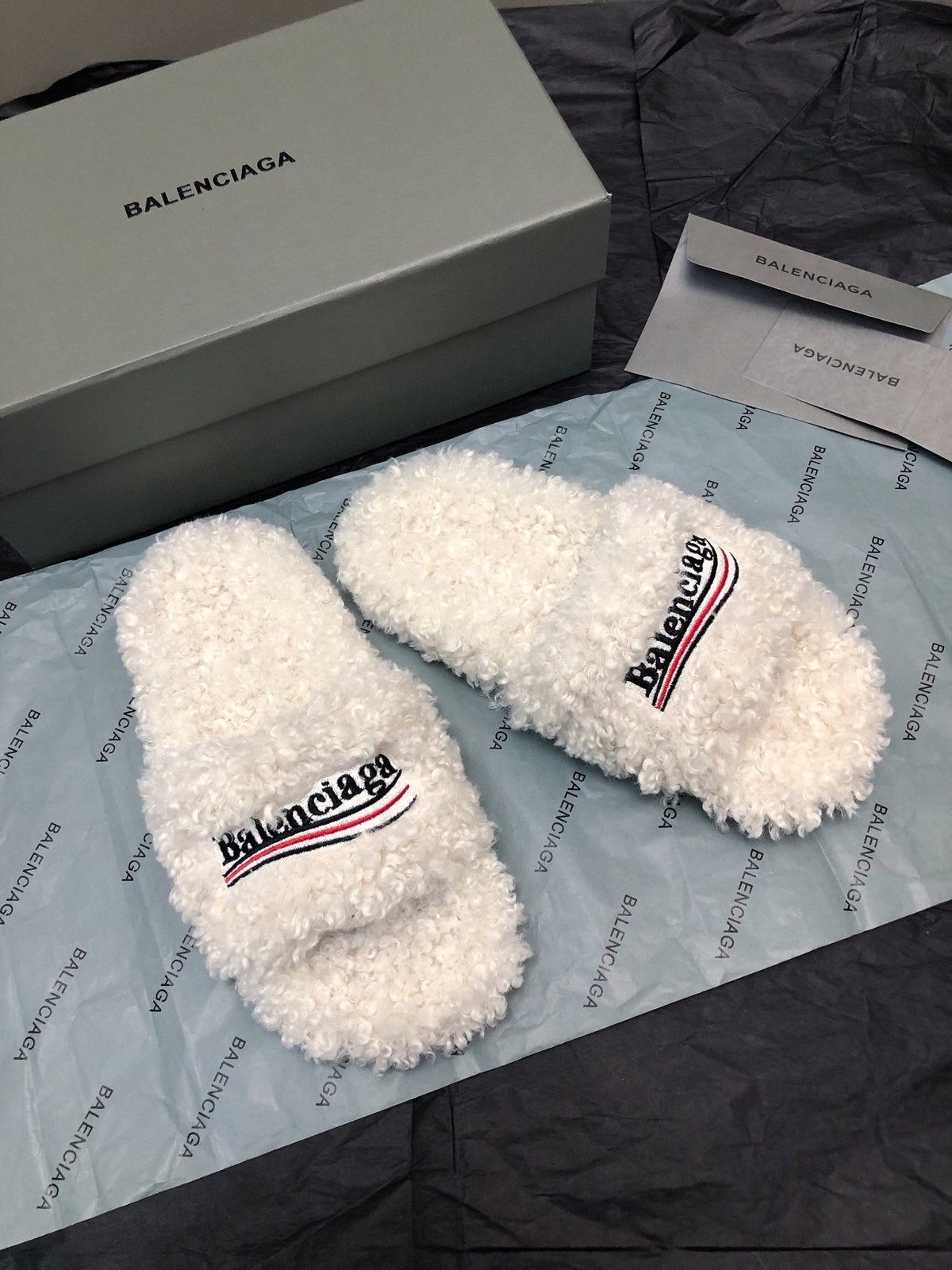 WHITE FLUFFY COMFORT SLIDES