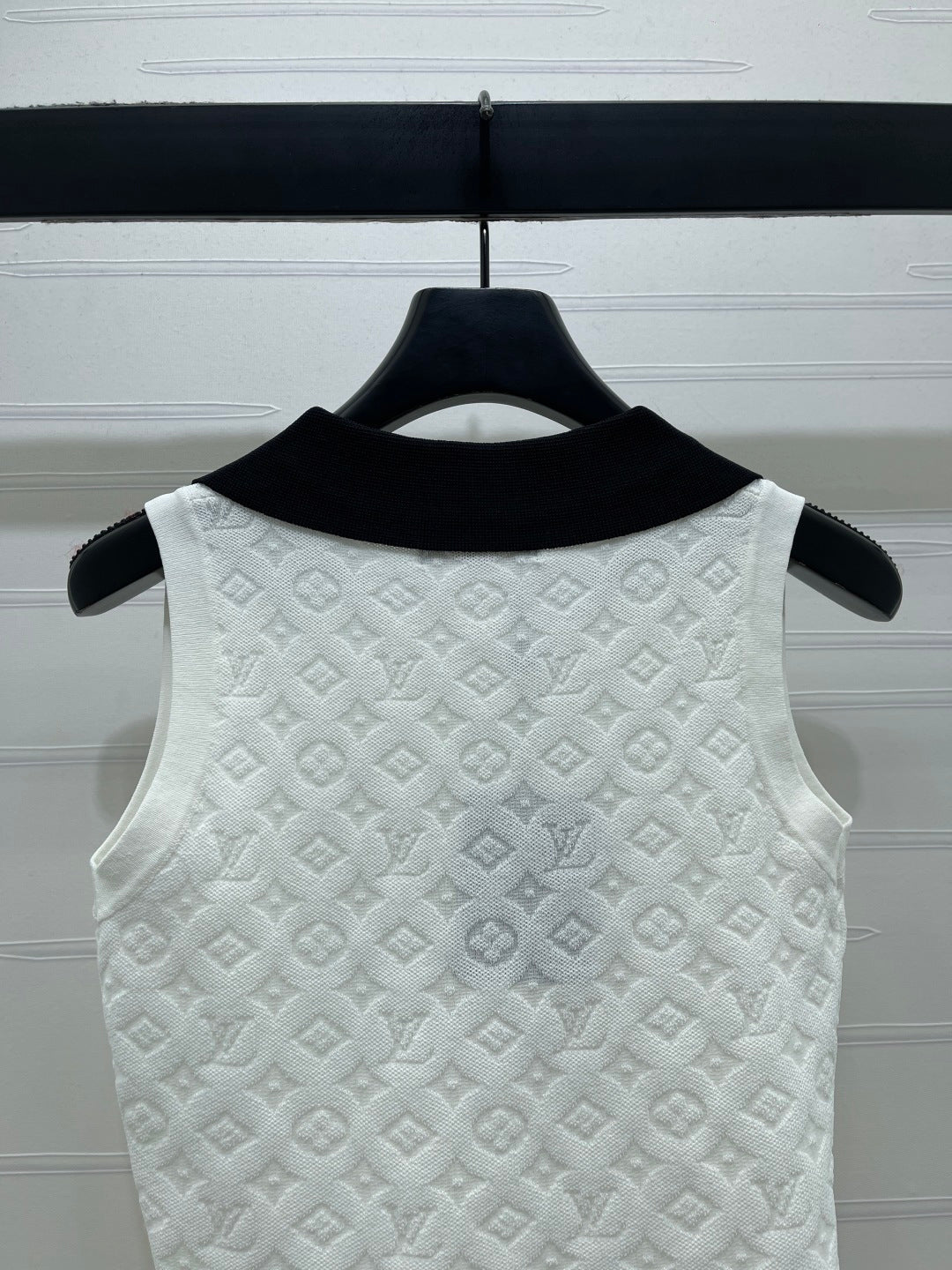 TEXTURED LOGO COLLARED SLEEVELESS TOP