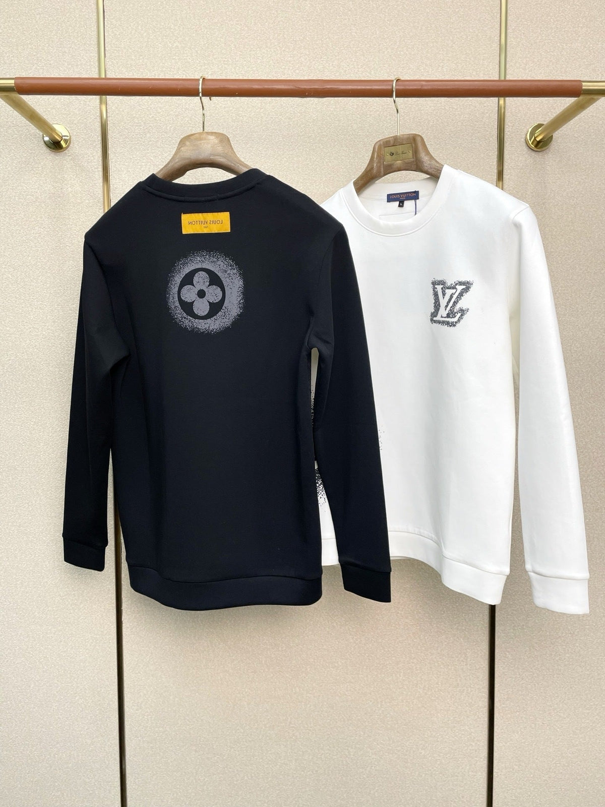 MINIMAL GRAPHIC CREWNECK SWEATSHIRT