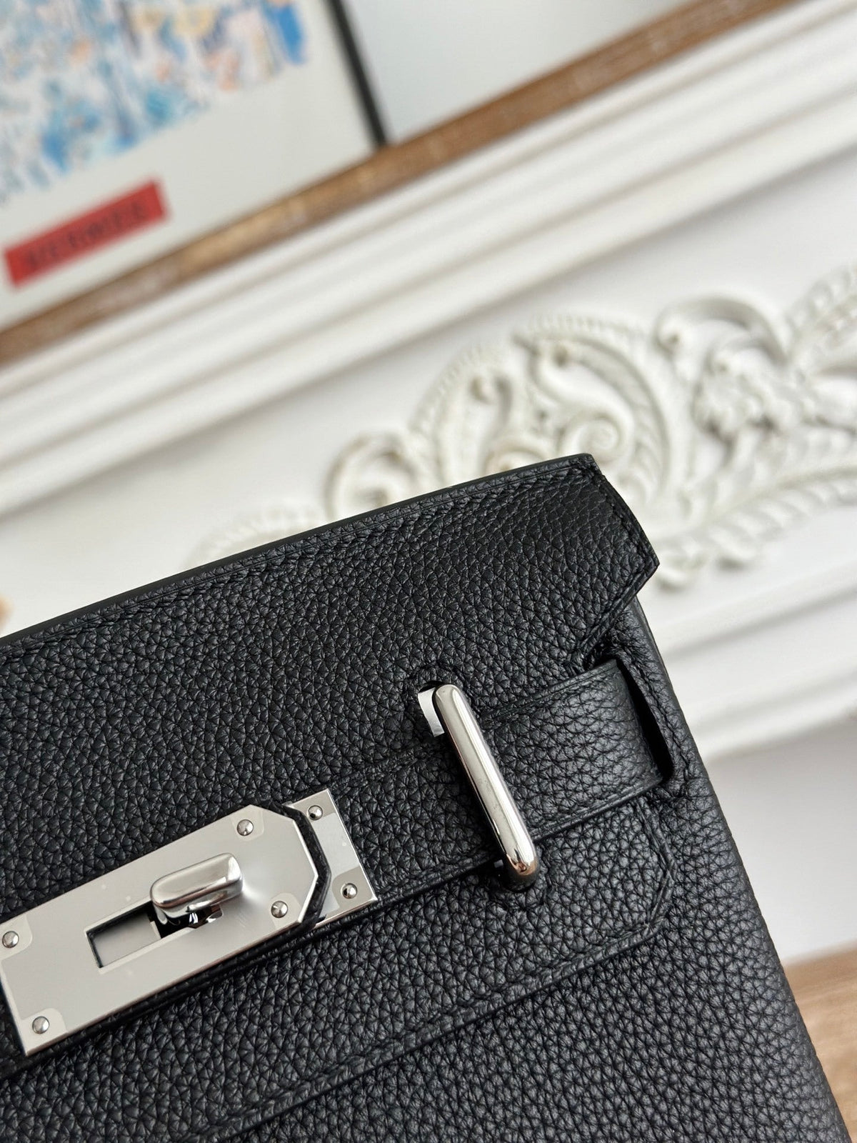 STRUCTURED LEATHER LOCK CROSSBODY BAG