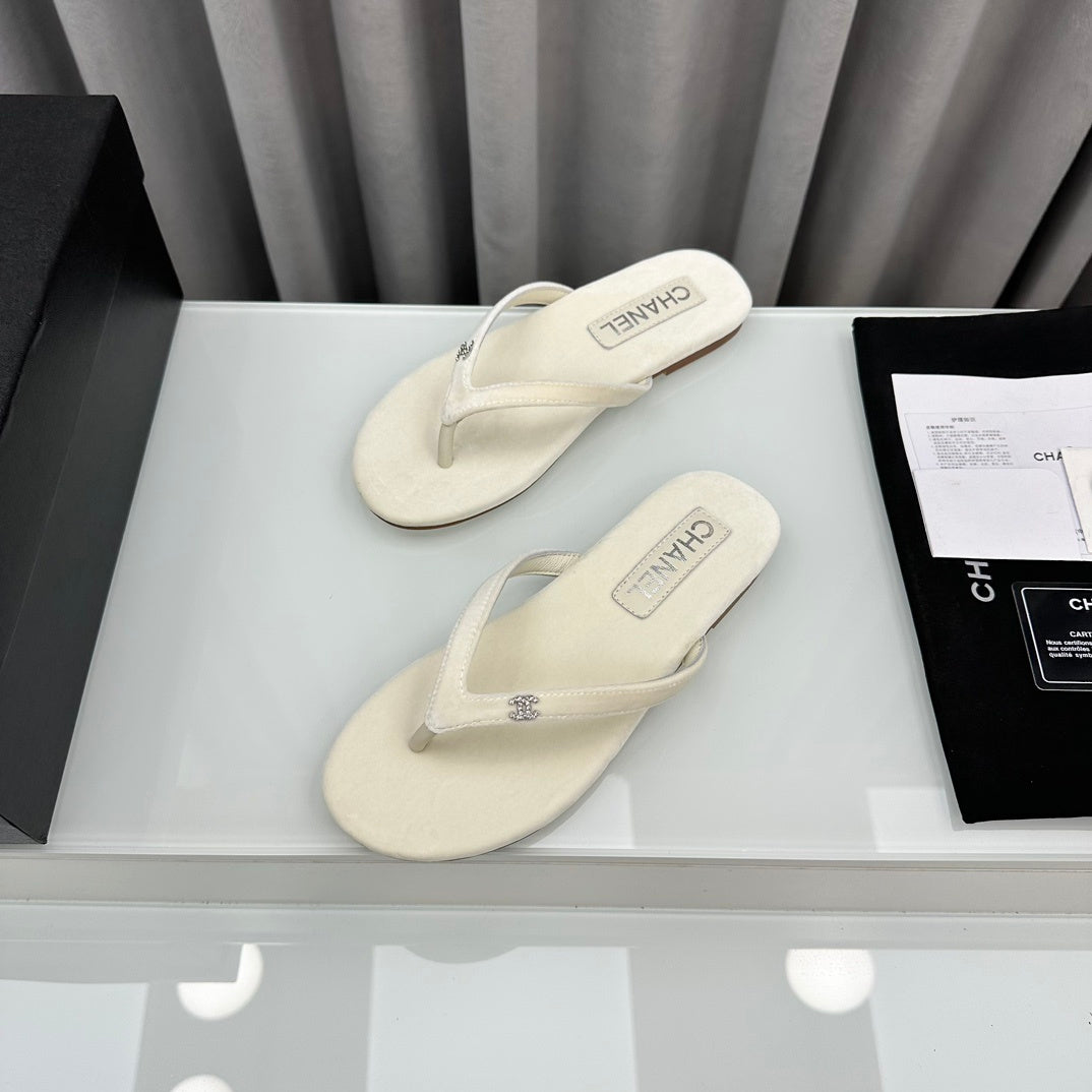 BEIGE FLIP FLOPS