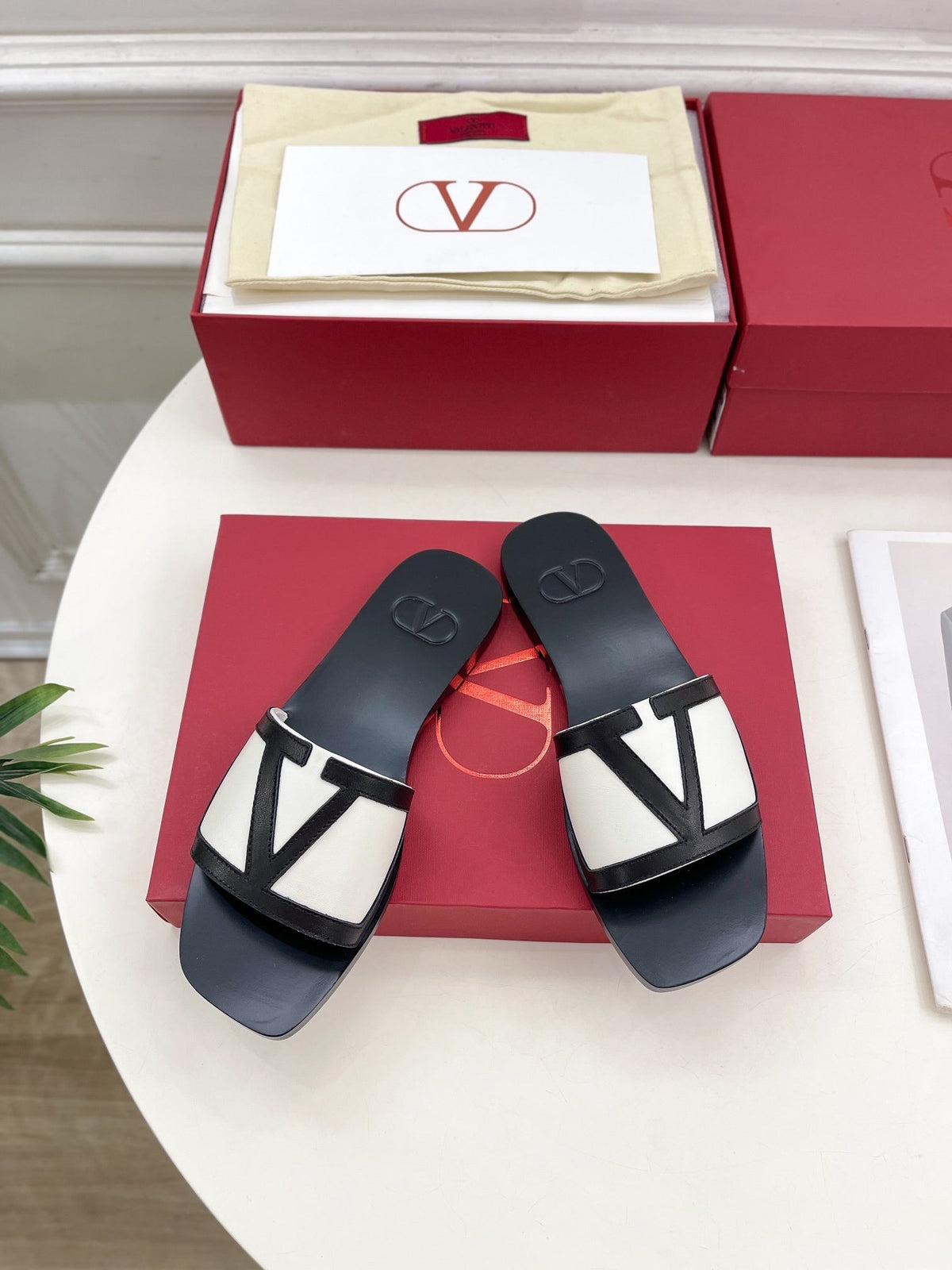 FLAT SLIDE SANDALS – BLACK & IVORY CONTRAST WITH SIGNATURE DETAIL
