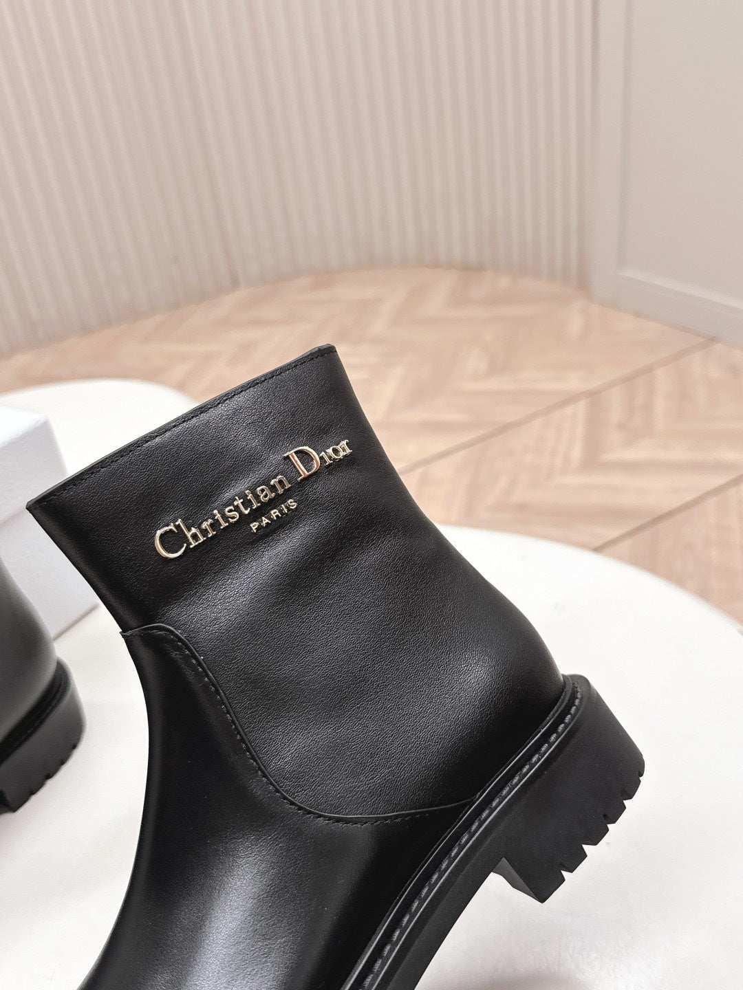WHITE LEATHER ANKLE BOOTS WITH LUG SOLE