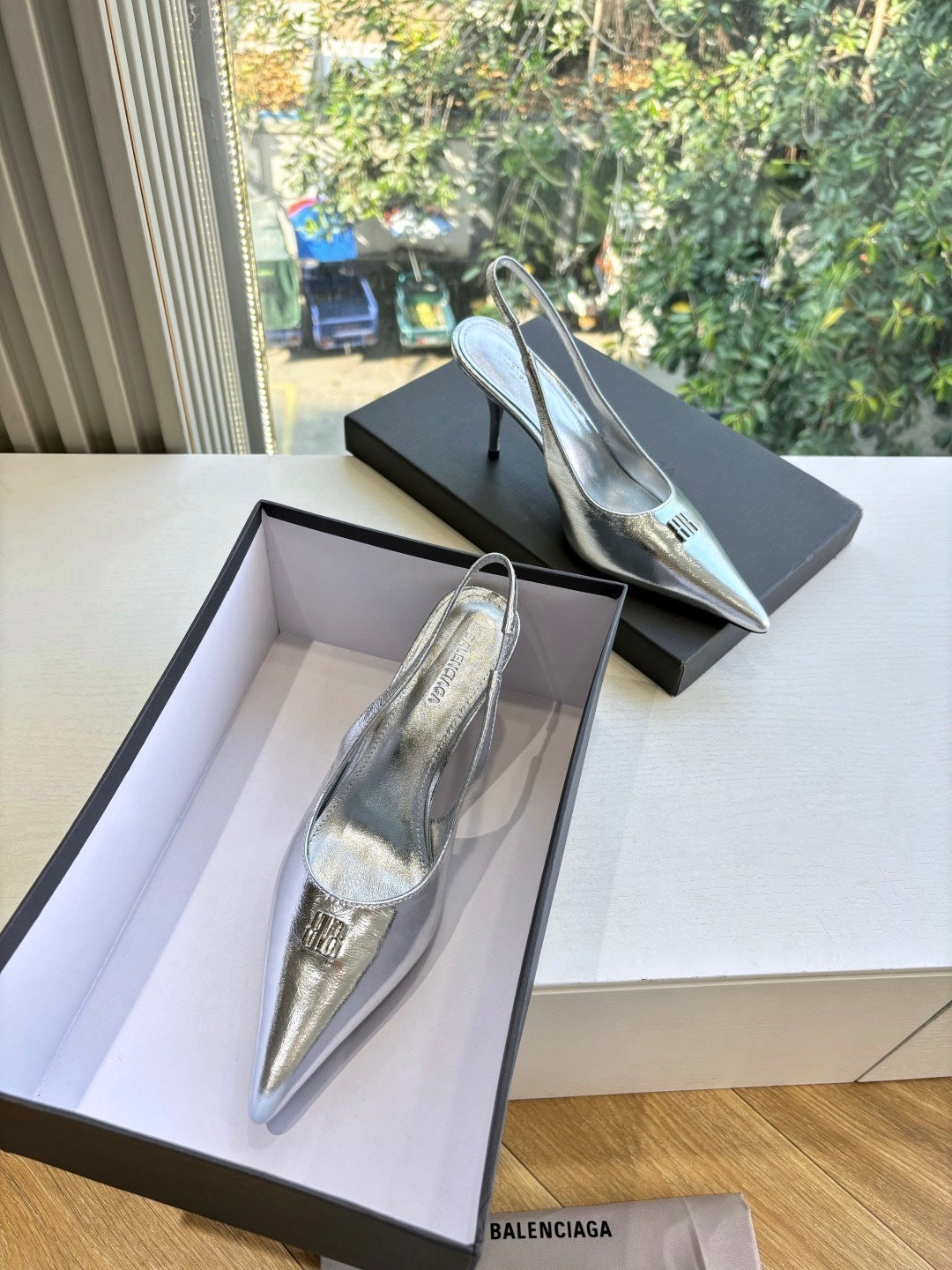 METALLIC SILVER POINTED-TOE SLINGBACK STILETTO HEELS
