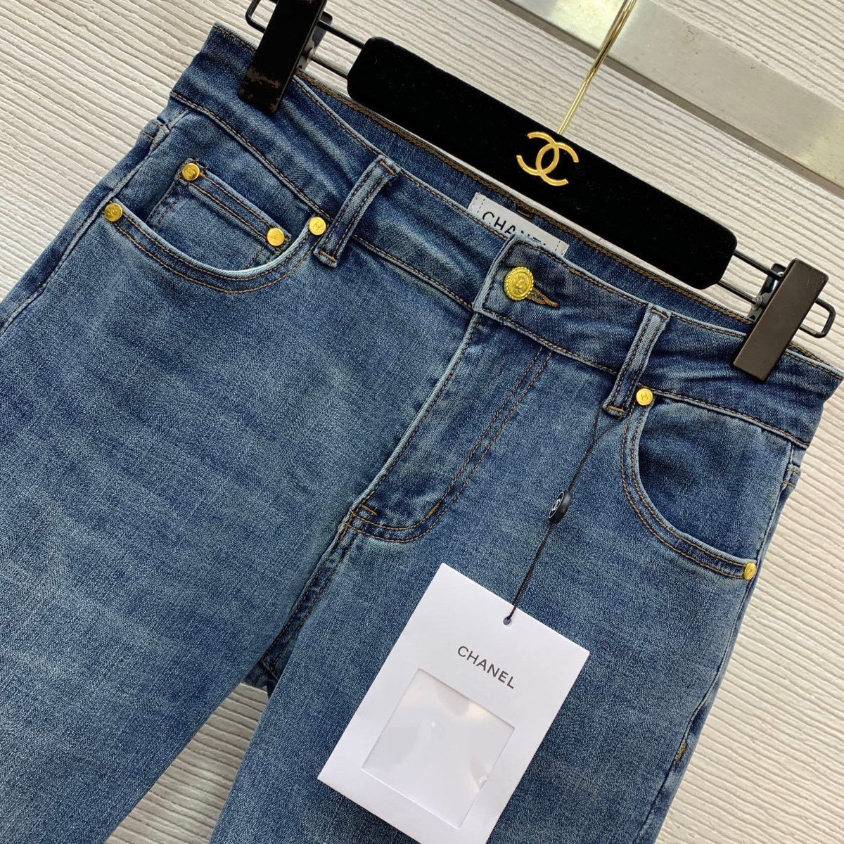 HIGH-WAIST FLARED DENIM JEANS