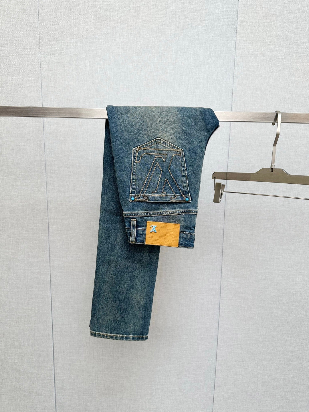 BLUE DENIM JEANS WITH CONTRAST STITCHED BACK POCKET