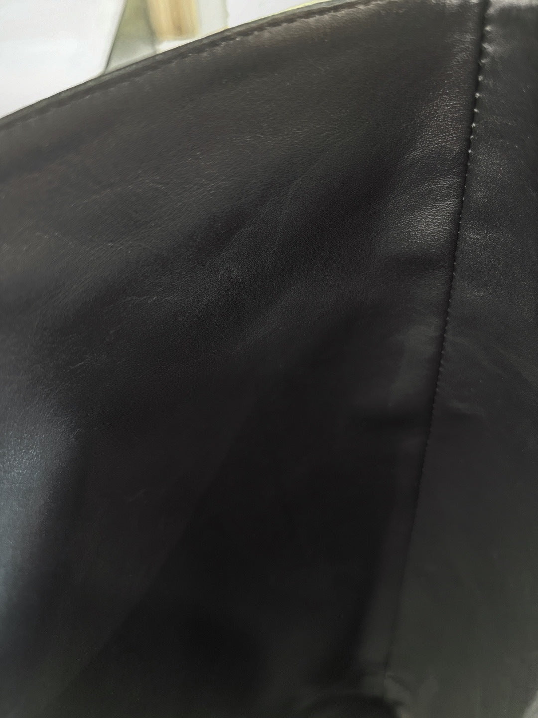 BLACK LEATHER KNEE-HIGH BOOTS WITH BLOCK HEEL
