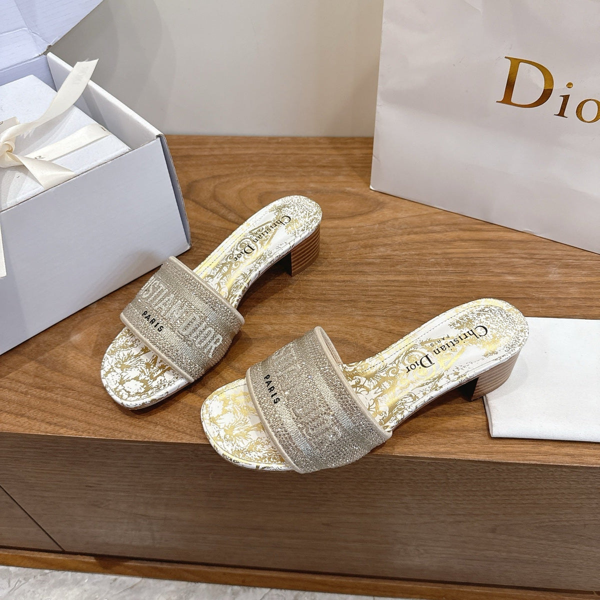 GOLD TOILE PRINT LOGO SLIDE SANDALS