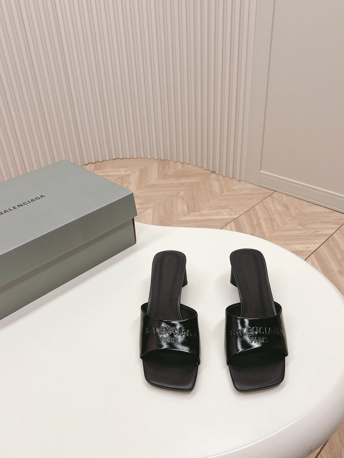 BLACK MINIMAL BLOCK HEEL MULES