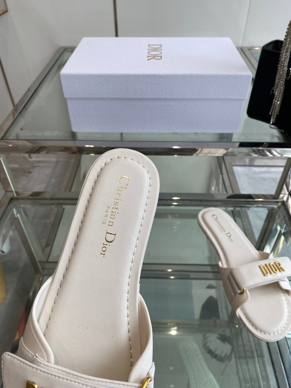 WHITE LOGO STRAP FLAT SLIDES