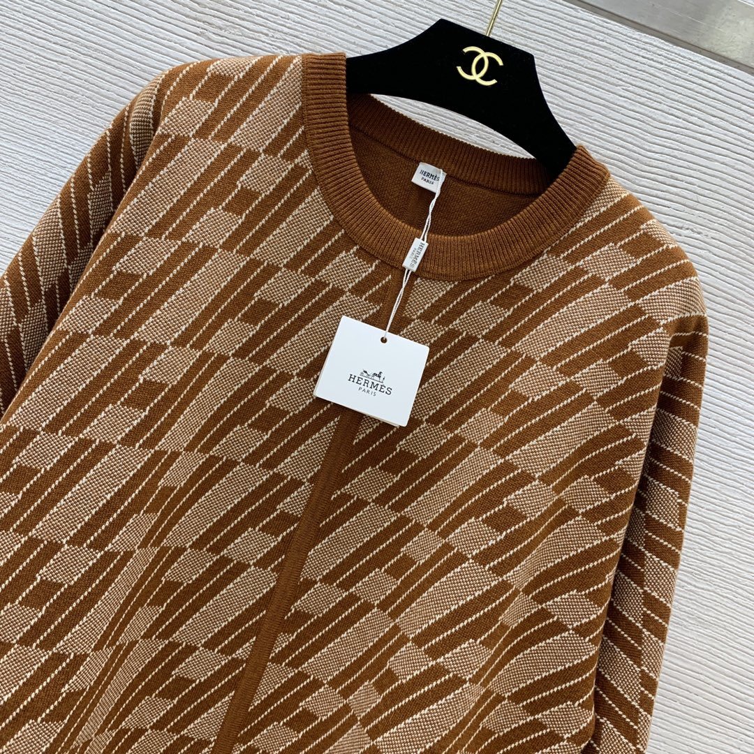 GEOMETRIC JACQUARD KNIT SWEATER IN WARM BROWN TONES