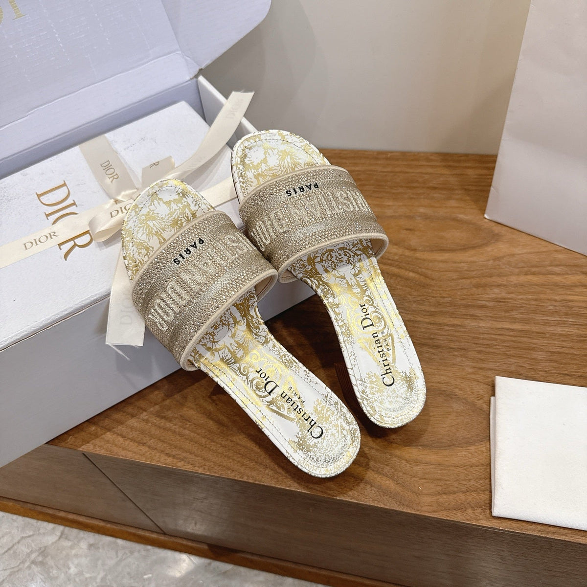 GOLD TOILE PRINT LOGO SLIDE SANDALS