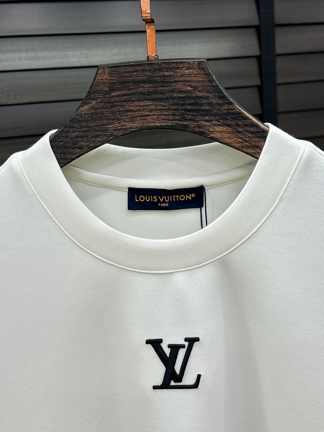 MINIMAL EMBROIDERED SHORT SLEEVE T-SHIRT