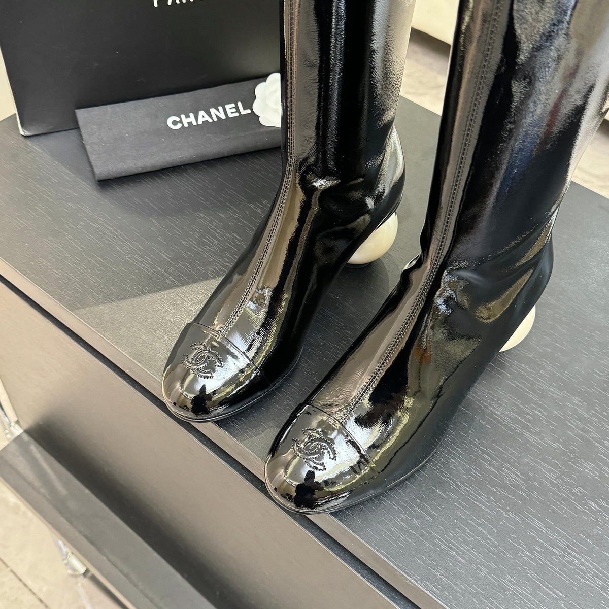 BLACK PATENT KNEE-HIGH BOOTS WITH SCULPTURAL BALL HEEL