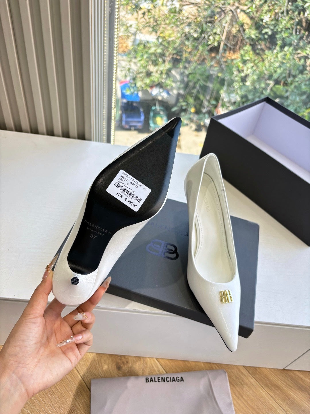 CLASSIC WHITE POINTED-TOE STILETTO HEELS