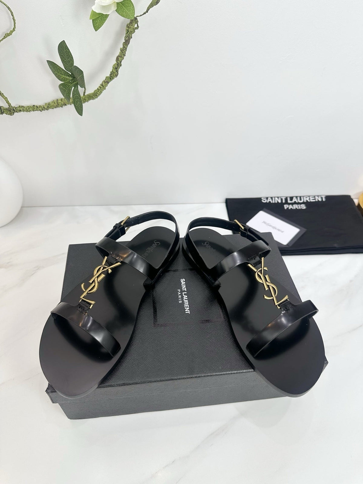 BLACK MINIMAL STRAP SANDALS WITH GOLD LOGO ACCENT