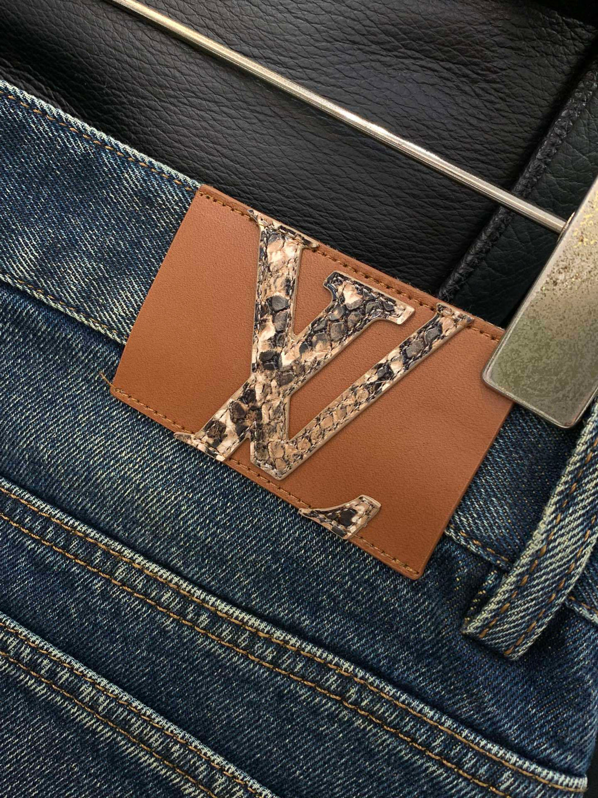 STRAIGHT-LEG WASHED DENIM JEANS
