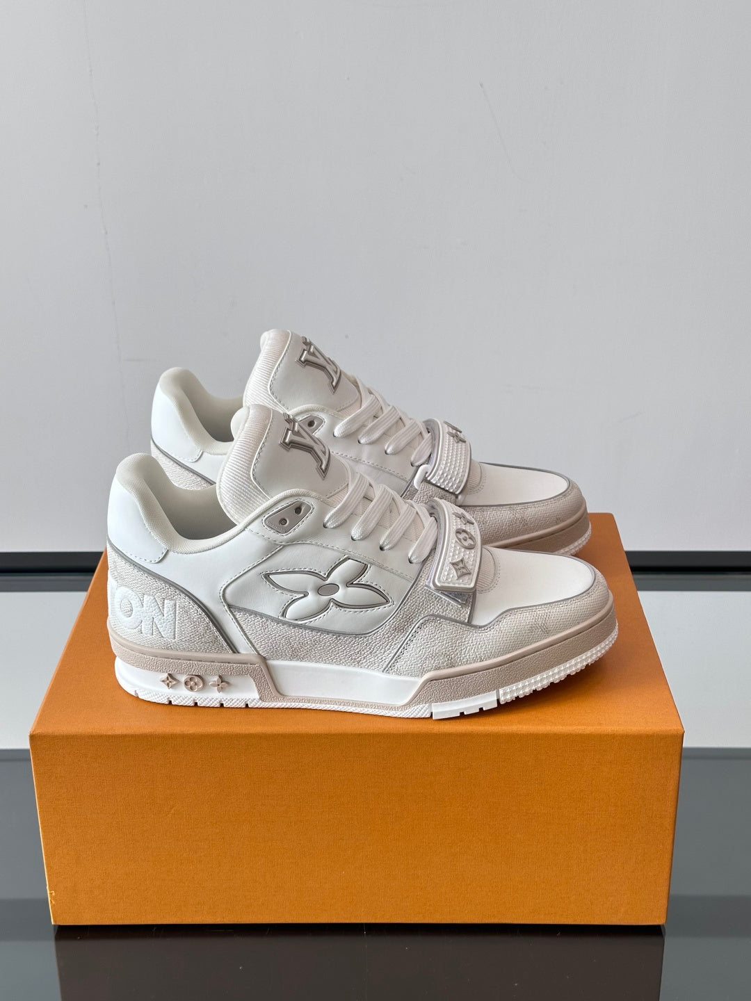 WHITE CHUNKY SNEAKERS