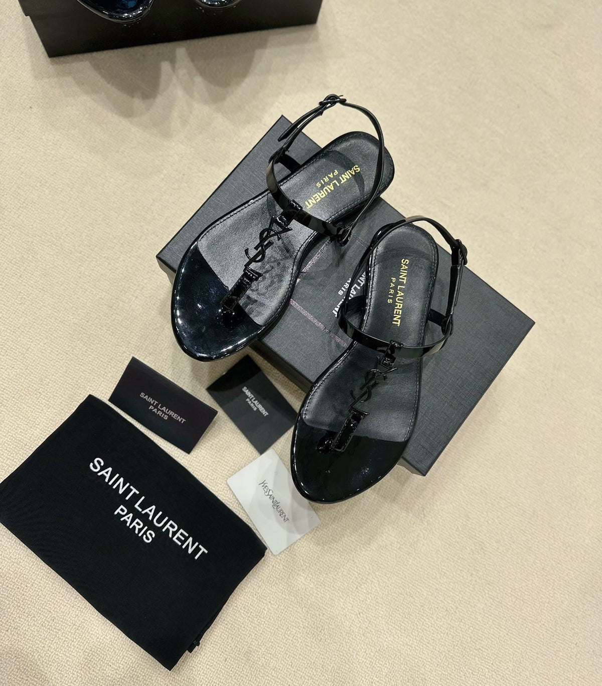 BLACK STRAPPY FLAT SANDALS WITH METALLIC DETAIL