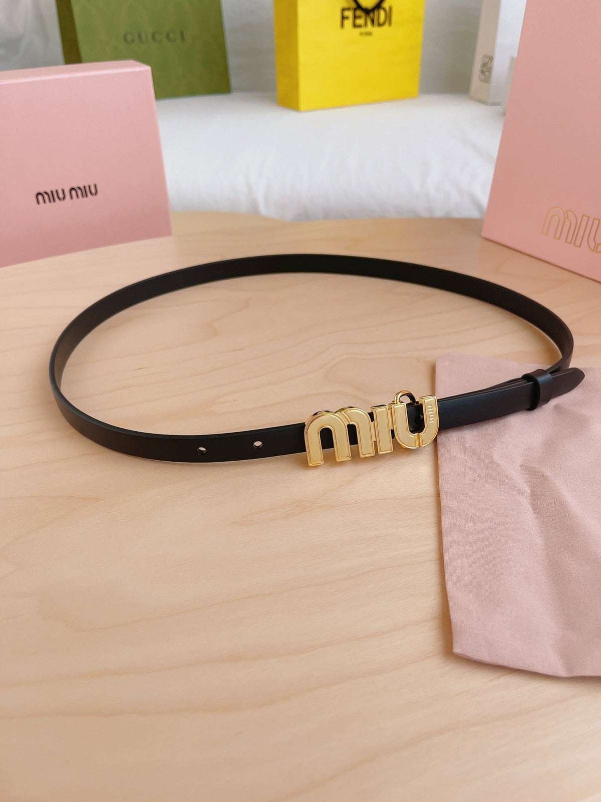BLACK LEATHER BELT WITH GOLD-TONE LOGO BUCKLE