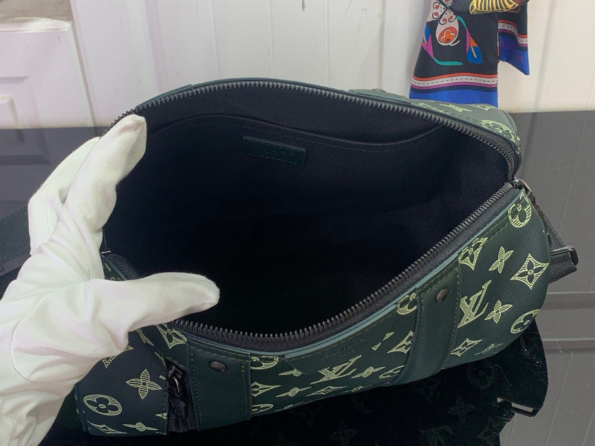 SPORTY BARREL CROSSBODY BAG
