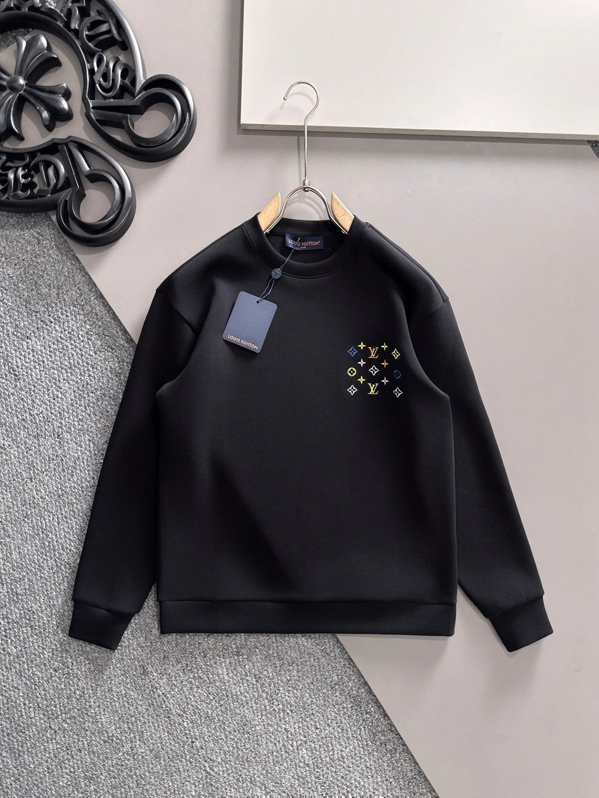 MINIMAL EMBROIDERED CREWNECK SWEATSHIRT