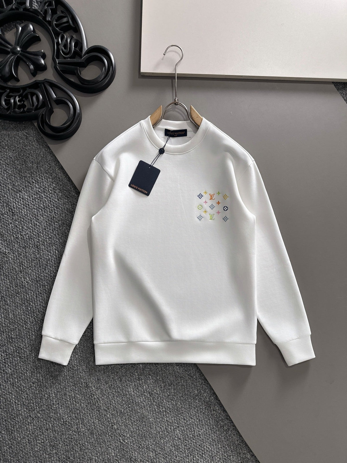 MINIMAL EMBROIDERED CREWNECK SWEATSHIRT