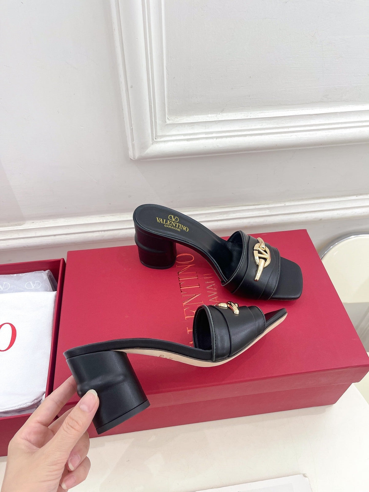 MID-HEEL SLIDE SANDALS – BLACK LEATHER WITH GOLD-TONE HARDWARE