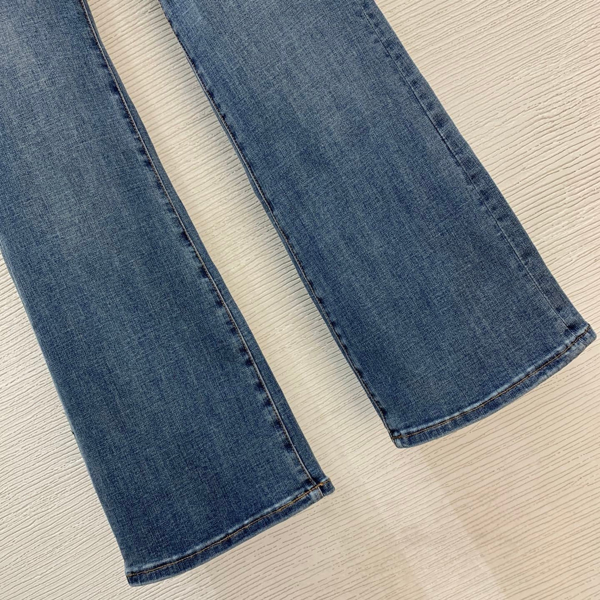 HIGH-WAIST FLARED DENIM JEANS