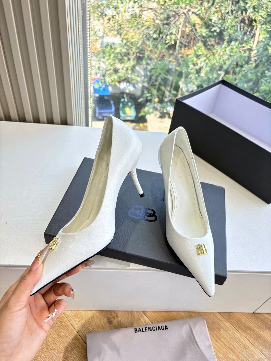 CLASSIC WHITE POINTED-TOE STILETTO HEELS