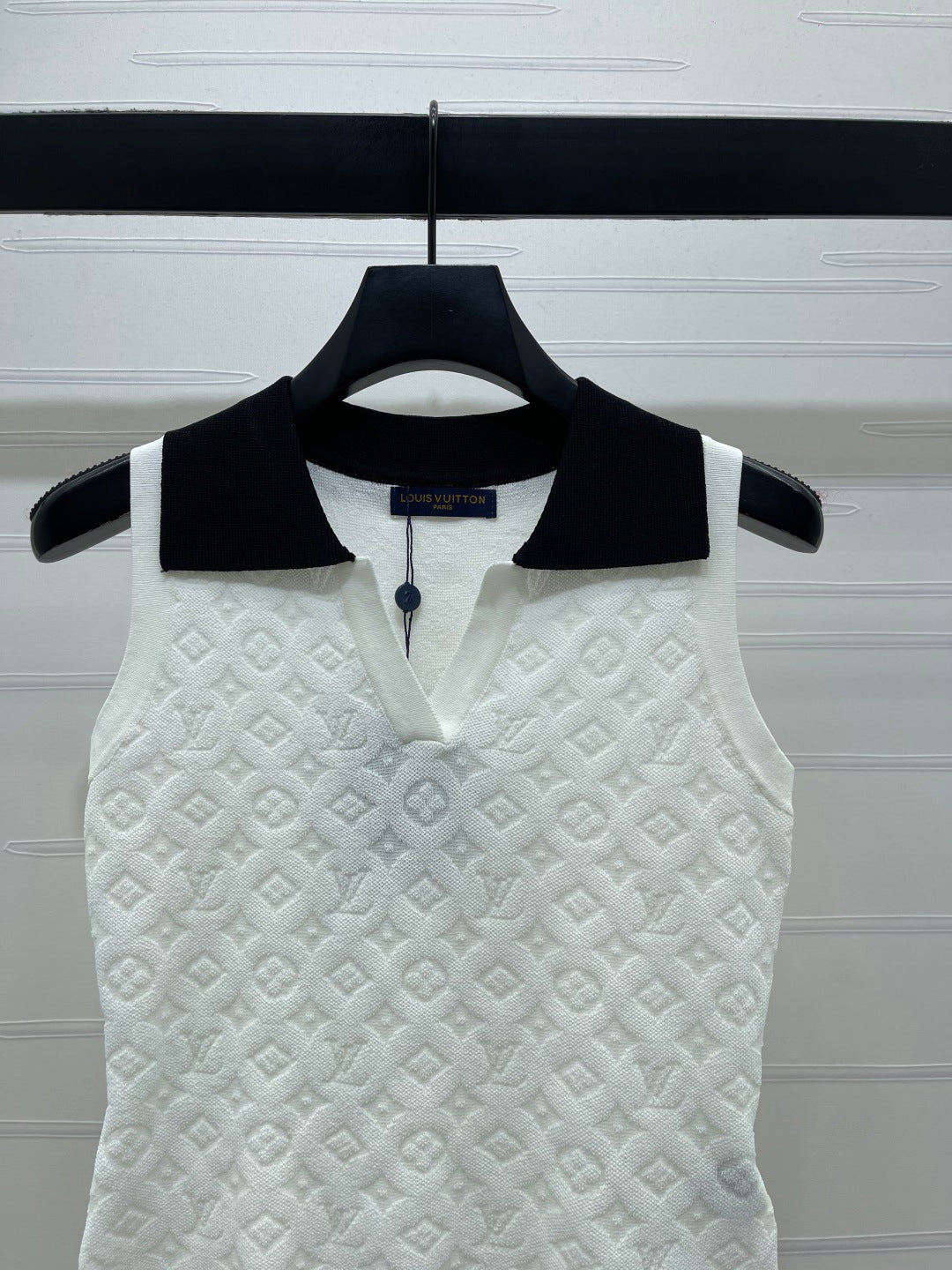 TEXTURED LOGO COLLARED SLEEVELESS TOP