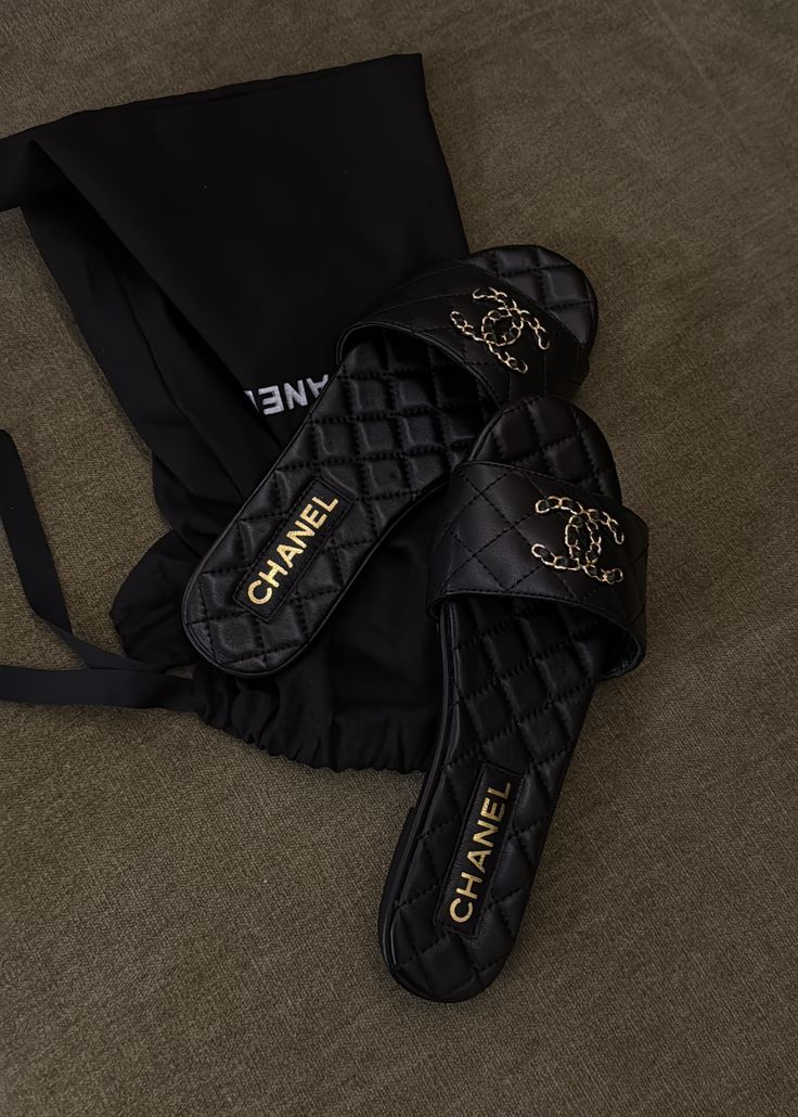 BLACK QUILTED SANDALS