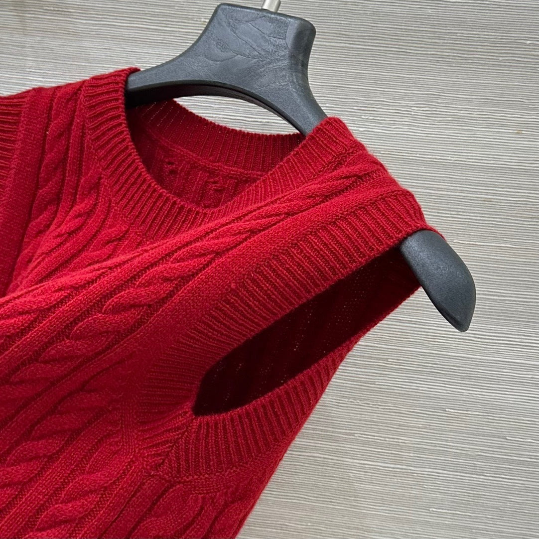 CABLE KNIT SLEEVELESS SWEATER