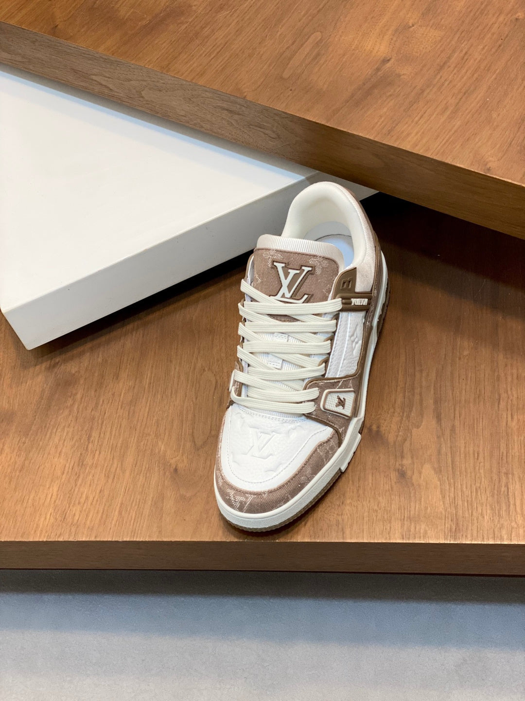 TWO-TONE LOW-TOP SNEAKERS