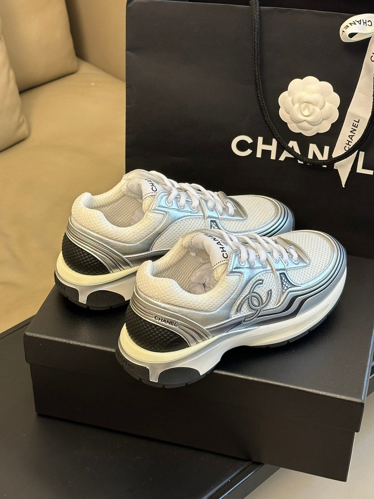 LOGO DETAIL CHUNKY RUNNER SNEAKERS
