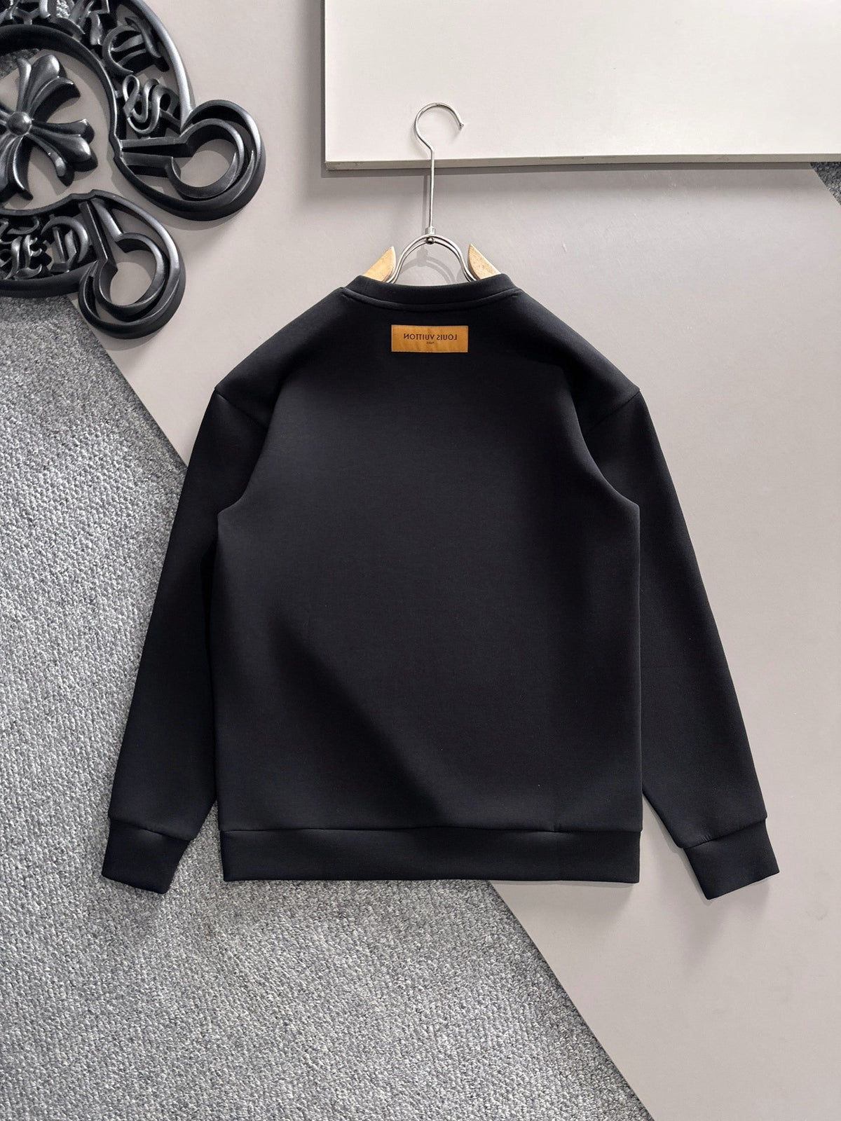 MINIMAL EMBROIDERED CREWNECK SWEATSHIRT